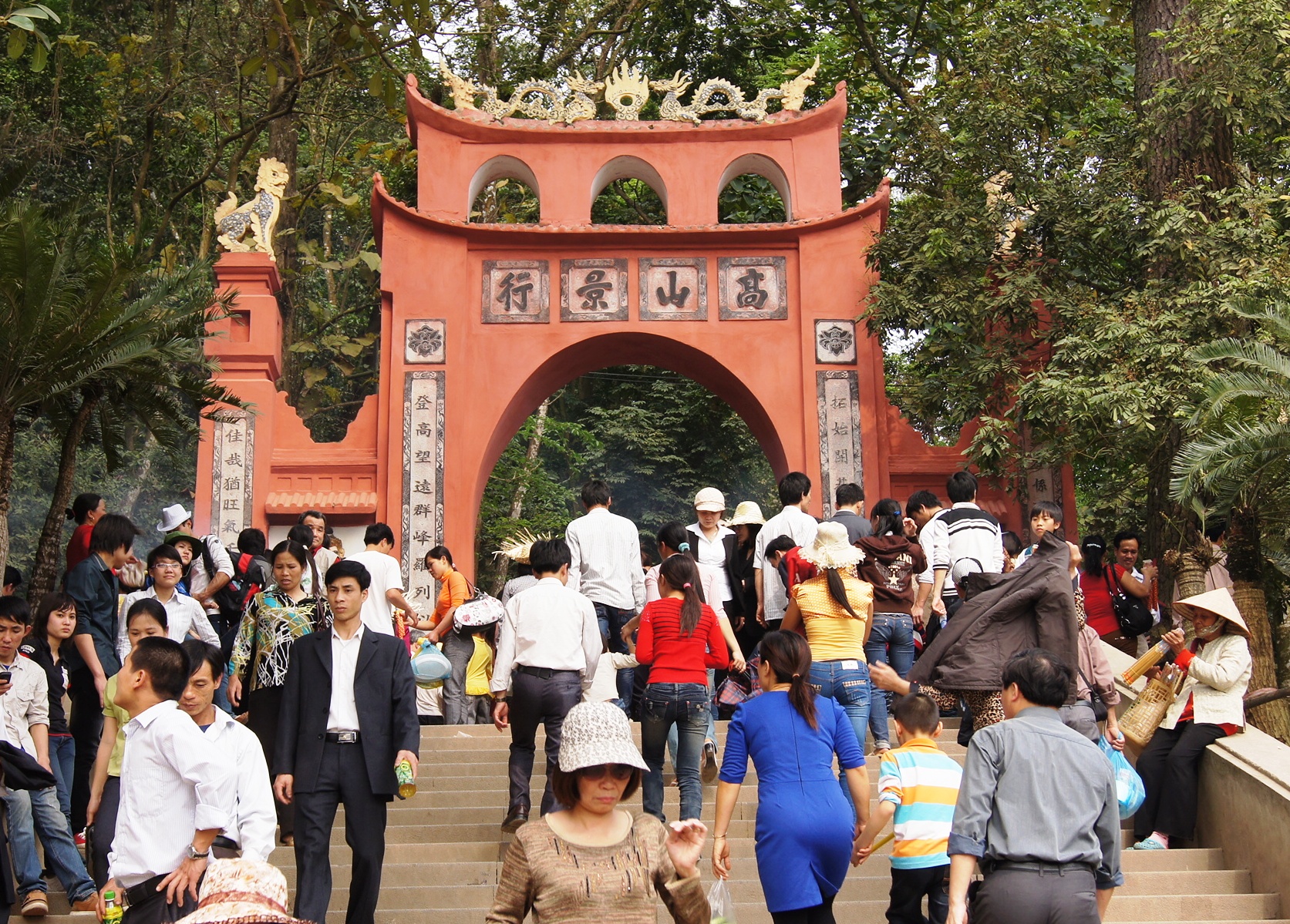 Chùa và đền trong khu di tích Đền Hùng