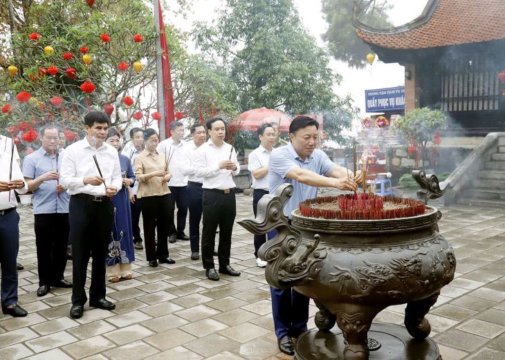 Ban Tổ chức Giỗ Tổ Hùng Vương - Lễ hội Đền Hùng và Tuần Văn hóa - Du lịch Đất Tổ năm Bính Ngọ 2026 dâng hương tại Khu di tích lịch sử Đền Hùng