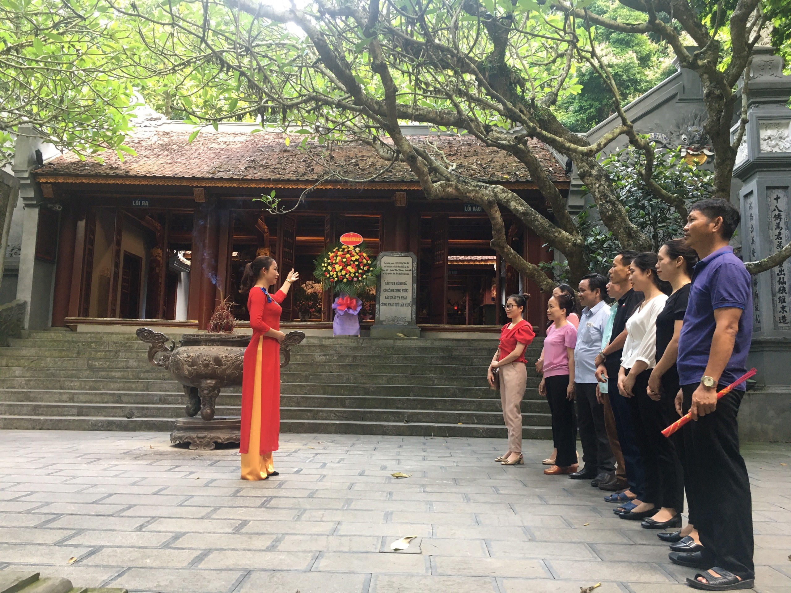 Dịch vụ hướng dẫn viên Đền Hùng