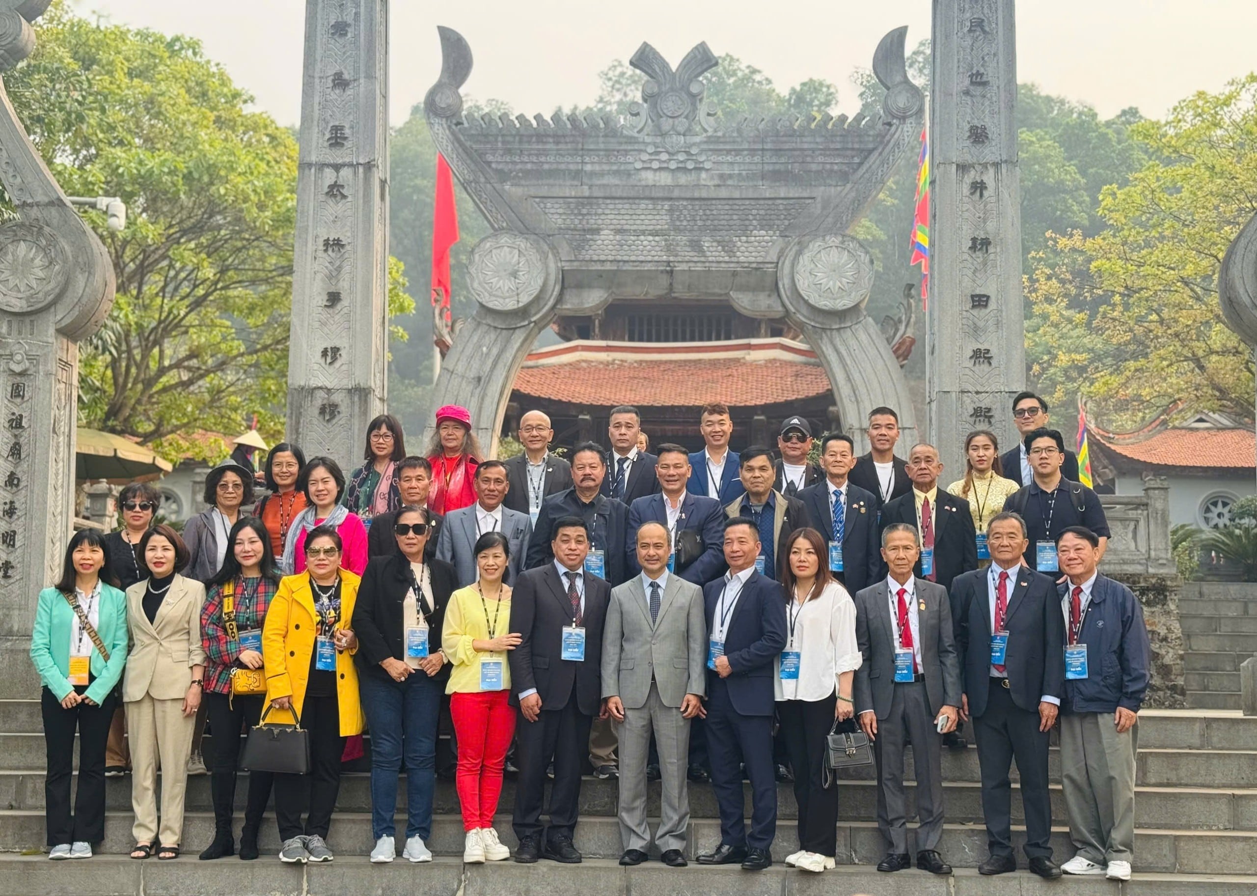 Đoàn kiều bào tiêu biểu dâng hương tri ân các Vua Hùng tại Đền Hùng