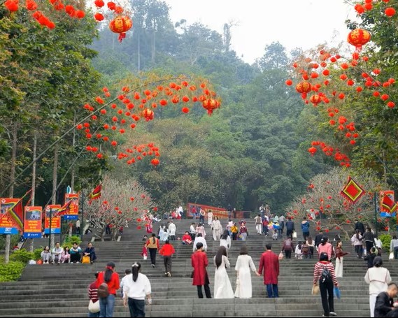 Du xuân Đền Hùng 2026: Đông đảo người dân đến dâng hương kính Tổ đầu năm tại Khu di tích lịch sử Đền Hùng