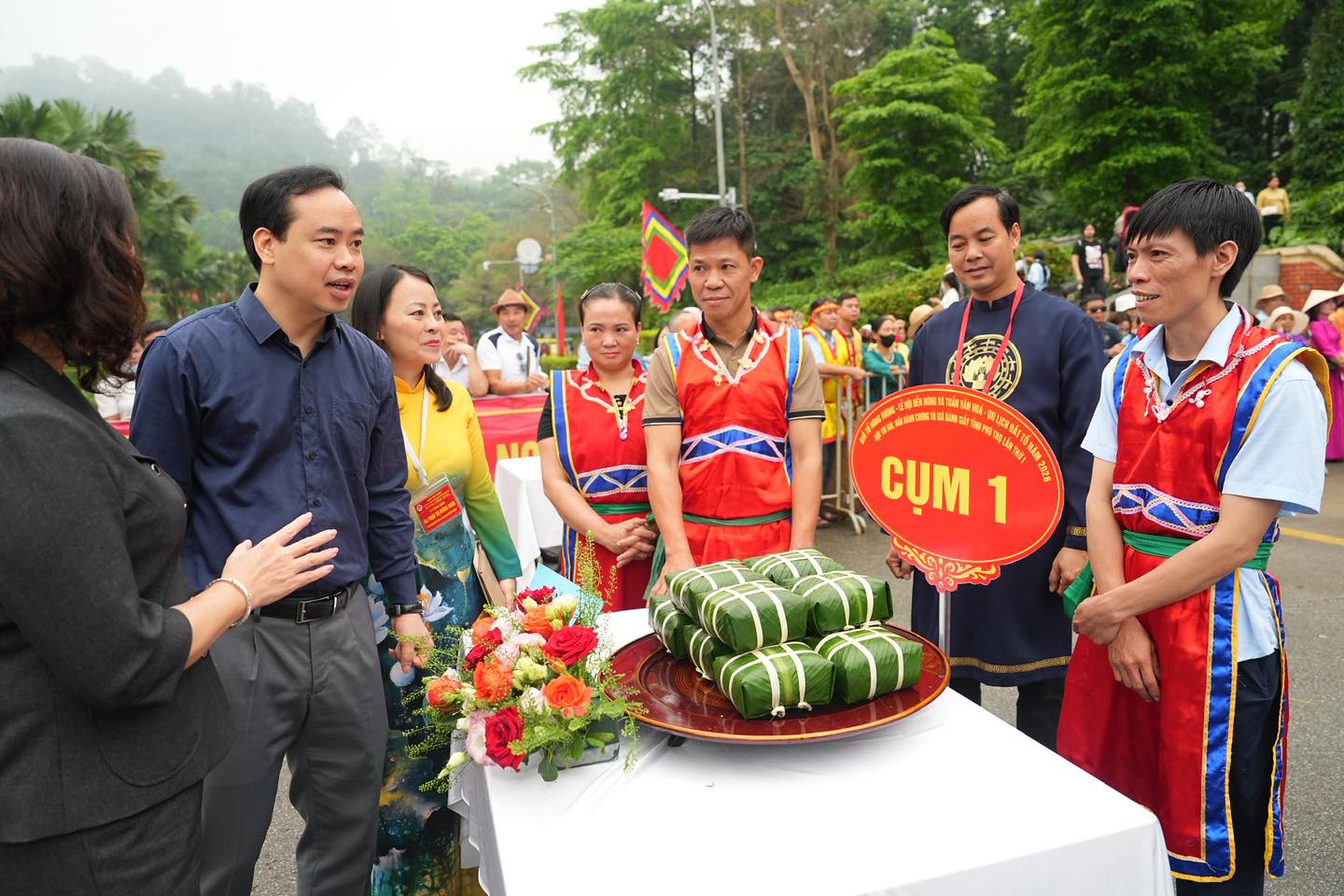 Hoàn thành thi gói bánh chưng, tiếp tục giã bánh giầy tại Lễ hội Đền Hùng 2026