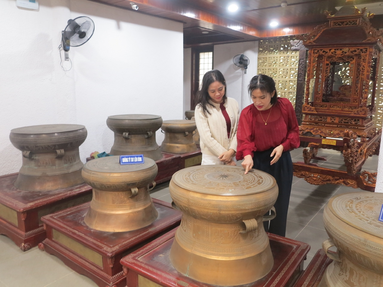 Không gian trưng bày gốm sứ nghệ thuật tại Khu di tích lịch sử Đền Hùng -  Hơi thở cội nguồn trong hình hài đất và lửa