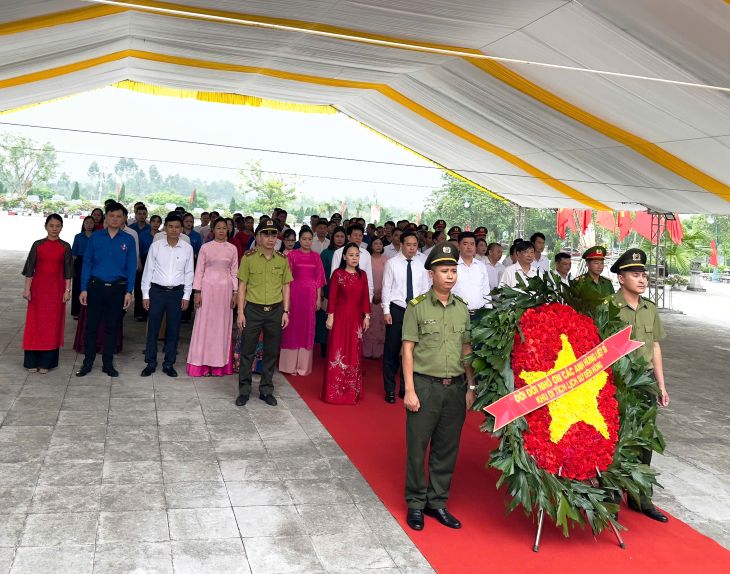 Khu di tích lịch sử Đền Hùng tổ chức dâng hương tưởng niệm các Anh hùng liệt sĩ và gặp mặt, trao quà các đối tượng chính sách