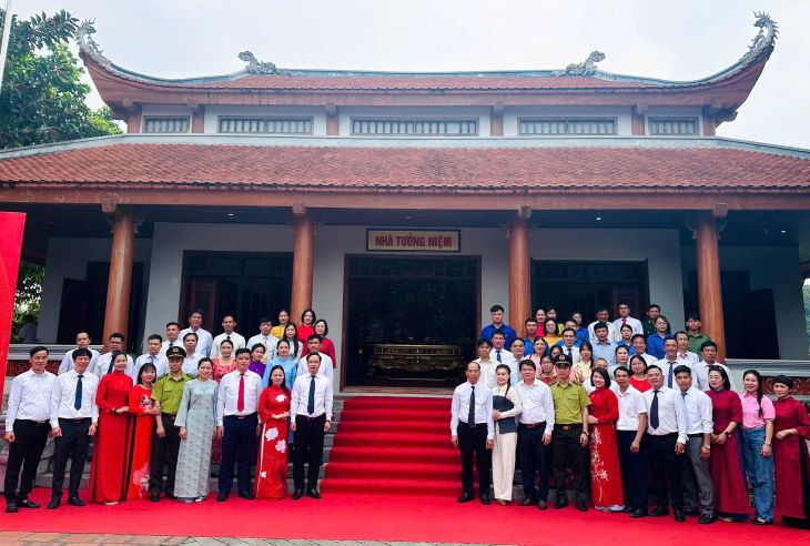 KHU DI TÍCH LỊCH SỬ ĐỀN HÙNG TỔ CHỨC LỄ DÂNG HƯƠNG KỶ NIỆM 136 NĂM NGÀY SINH CHỦ TỊCH HỒ CHÍ MINH