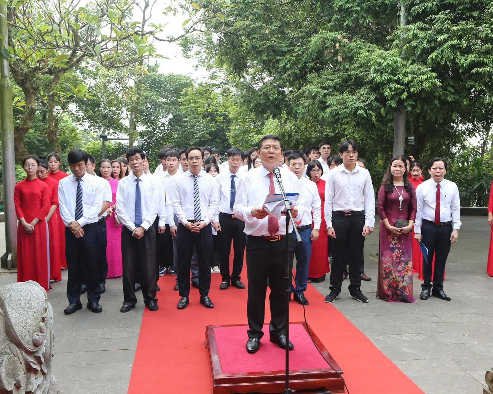 Lễ dâng hương báo công của đoàn đại biểu hội khuyến học tỉnh Phú Thọ