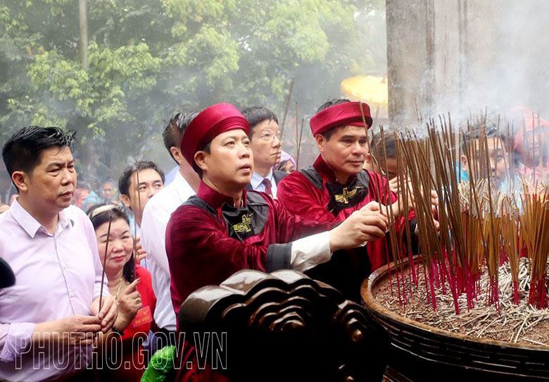 Lễ dâng hương tưởng niệm các Vua Hùng - Truyền thống của nhân dân Phú Thọ tại khu di tích lịch sử Quốc gia Đền Hùng