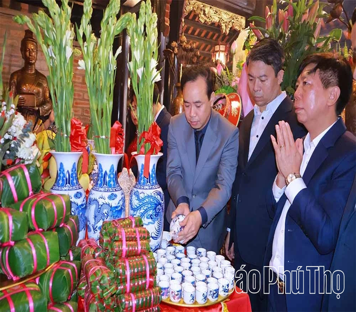 Lễ dâng hương tưởng niệm Tổ Mẫu Âu Cơ ngày “Tiên giáng” tại Đền Hùng