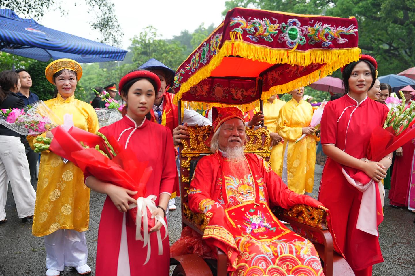 Rước kiệu, múa lân sư rồng tại Đền Hùng diễn ra trong không khí trang nghiêm