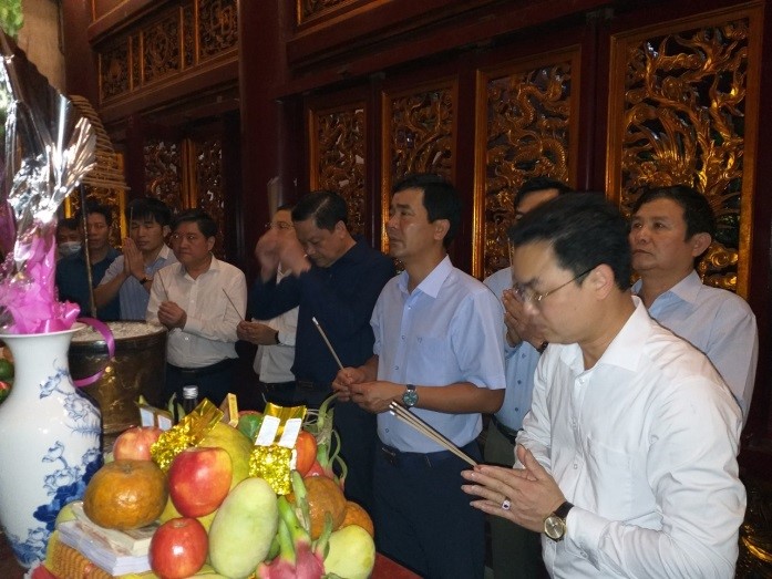 RƯỚC LINH KHÍ TỪ ĐỀN HÙNG VÀO THỜ TẠI ĐỀN THỜ VUA HÙNG THÀNH PHỐ CẦN THƠ