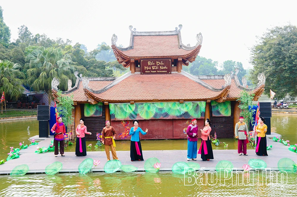 Trải nghiệm văn hóa đặc sắc biểu diễn múa rối nước tại Đền Hùng dịp Giỗ Tổ