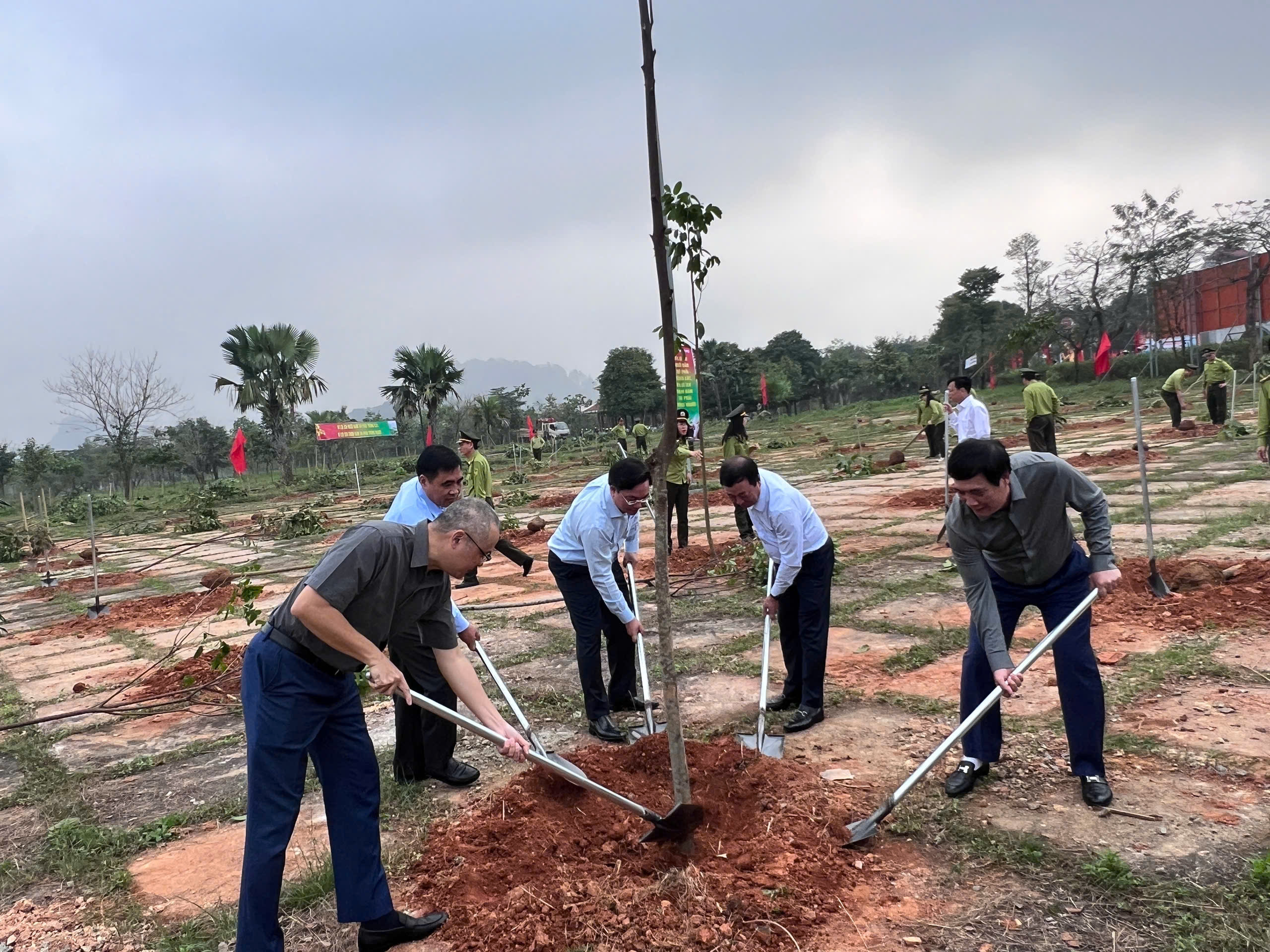TỪ LỜI CĂN DẶN CỦA BÁC ĐẾN HÀNH TRÌNH  GÌN GIỮ ĐỀN HÙNG XANH, SẠCH, ĐẸP