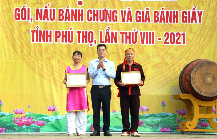 Tưng bừng Hội thi gói, nấu bánh chưng và giã bánh giầy