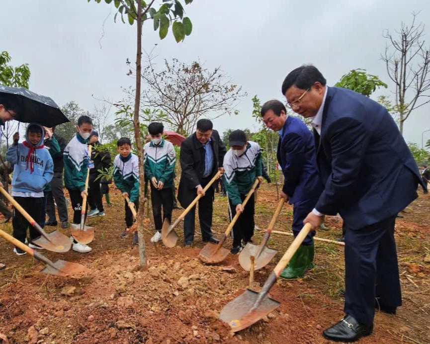 Ý nghĩa ngày Tết trồng cây tại Đền Hùng: giữ gìn lá phổi xanh nơi mạch nguồn dân tộc
